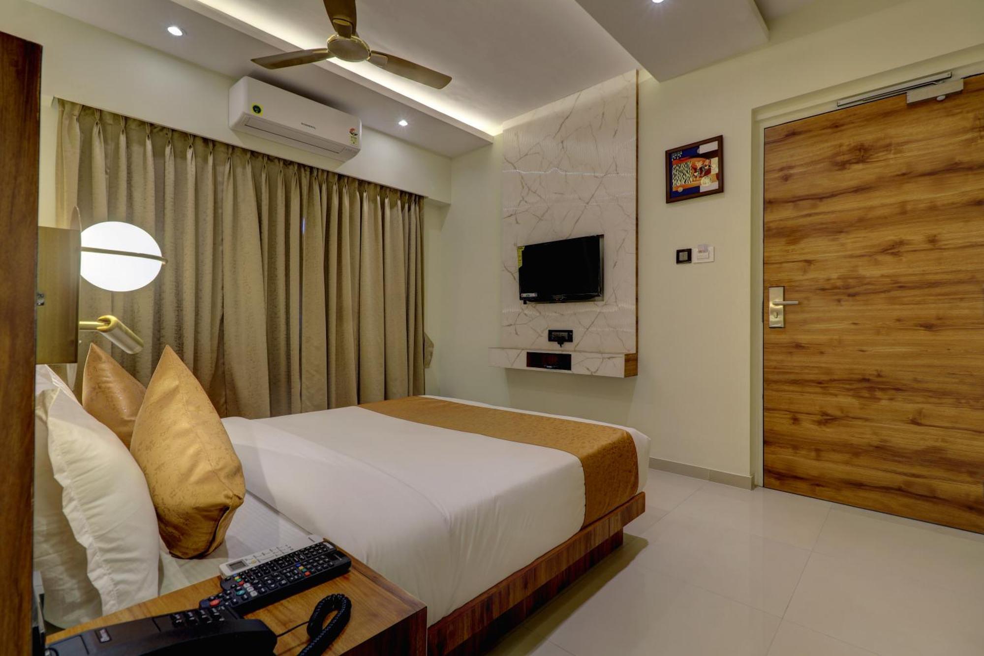 Home2 Suites And Service Apartments, Mumbai Airport ภายนอก รูปภาพ